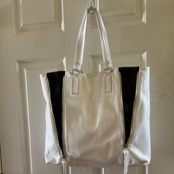 Aldo white and black large tote with gold tone zipper accents . - Picture 1 of 14